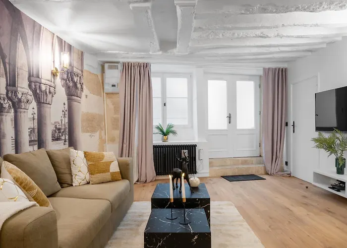 Appartement Gem 9 Min Walk To Notre-dame And Louvre Parijs