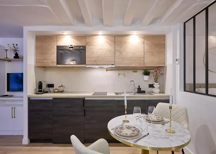 Appartement Gem 9 Min Walk To Notre-dame And Louvre Parijs