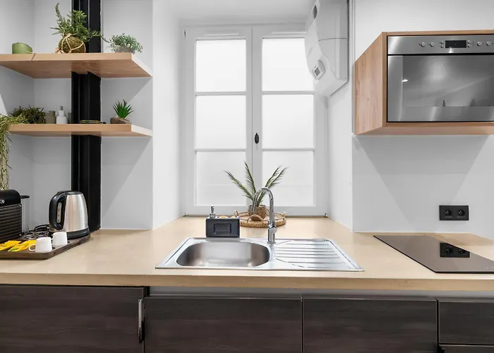 Appartement Gem 9 Min Walk To Notre-dame And Louvre Parijs